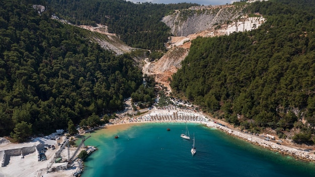 Vista aérea da famosa praia de mármore ai Thassos ilha Grécia