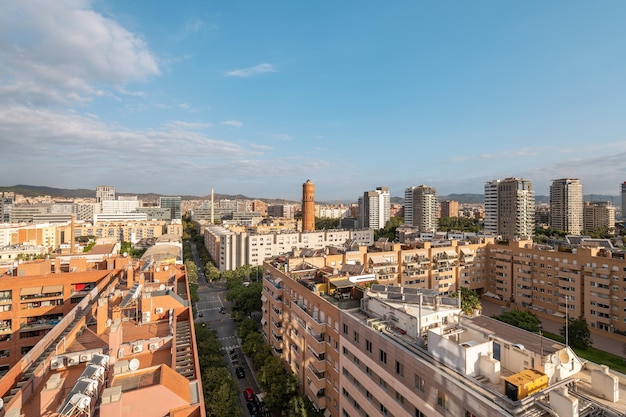 Vista aérea da fascinante área de poble nou em barcelona na espanha perto do mar com altamente