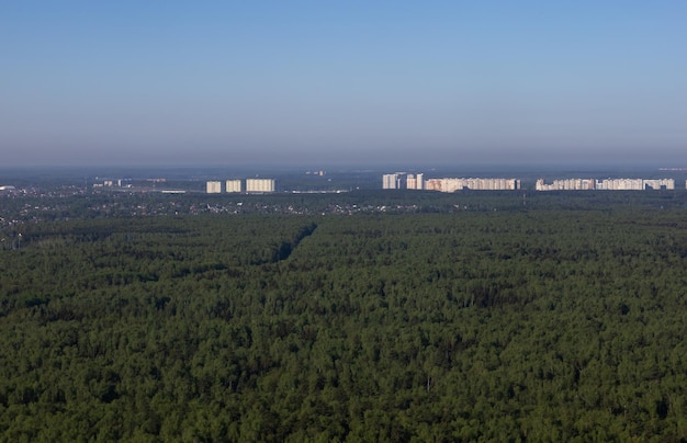 Vista aérea da floresta e dos campos da cidade