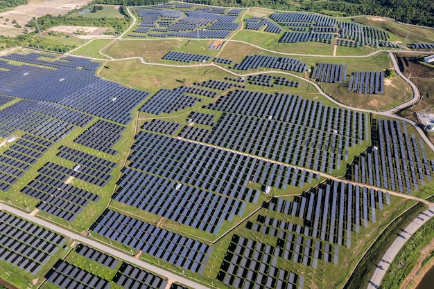 Vista aérea da fonte de eletricidade alternativa fotovoltaica do painel solar