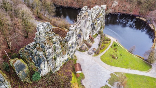 Vista aérea da formação rochosa Externsteine na Floresta de Teutoburgo, na Alemanha