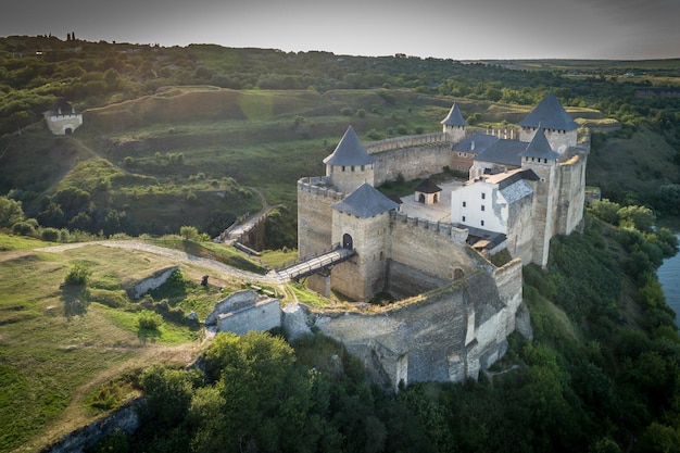 Vista aérea da fortaleza medieval de Khotyn em uma região de Chernivtsi do rio Dniestr, Ucrânia