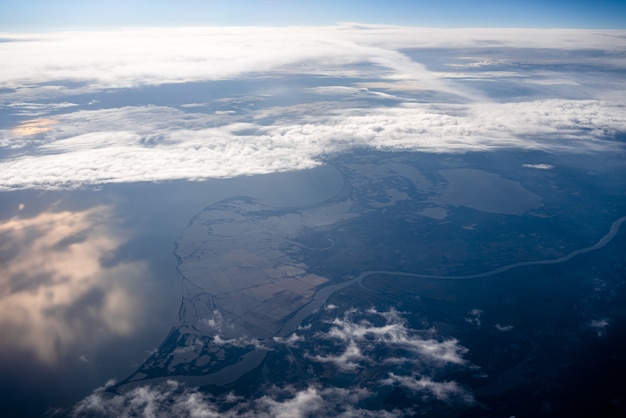 Vista aérea da foz do rio Ródano, na França, de uma janela de avião