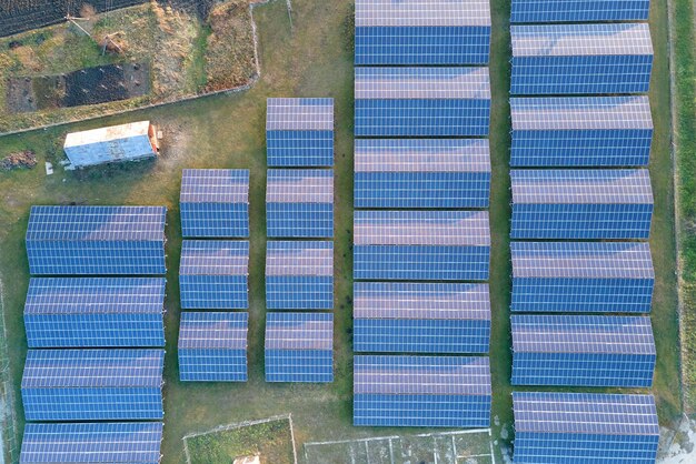 Vista aérea da grande usina elétrica sustentável com fileiras de painéis solares fotovoltaicos para produzir energia elétrica ecológica limpa Eletricidade renovável com conceito de emissão zero