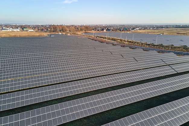 Vista aérea da grande usina elétrica sustentável com fileiras de painéis solares fotovoltaicos para produzir energia elétrica ecológica limpa Eletricidade renovável com conceito de emissão zero