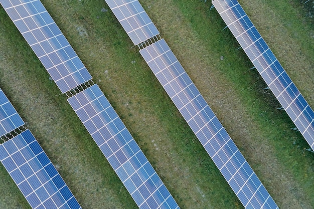 Vista aérea da grande usina elétrica sustentável com fileiras de painéis solares fotovoltaicos para produzir energia elétrica ecológica limpa Eletricidade renovável com conceito de emissão zero