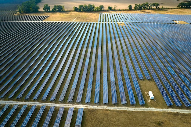 Vista aérea da grande usina elétrica sustentável com muitas fileiras de painéis solares fotovoltaicos para produzir energia elétrica limpa Eletricidade renovável com conceito de emissão zero