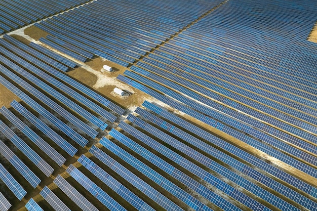 Vista aérea da grande usina elétrica sustentável com muitas fileiras de painéis solares fotovoltaicos para produzir energia elétrica limpa Eletricidade renovável com conceito de emissão zero