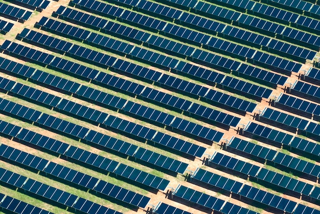 Vista aérea da grande usina elétrica sustentável com muitas fileiras de painéis solares fotovoltaicos para produzir energia elétrica limpa Eletricidade renovável com conceito de emissão zero
