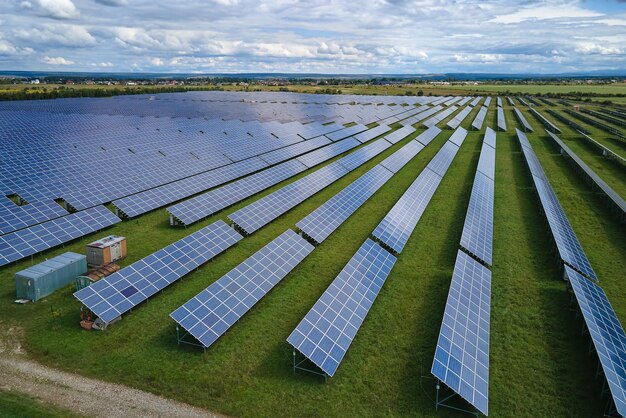 Vista aérea da grande usina elétrica sustentável com muitas fileiras de painéis solares fotovoltaicos para produzir energia elétrica limpa Eletricidade renovável com conceito de emissão zero