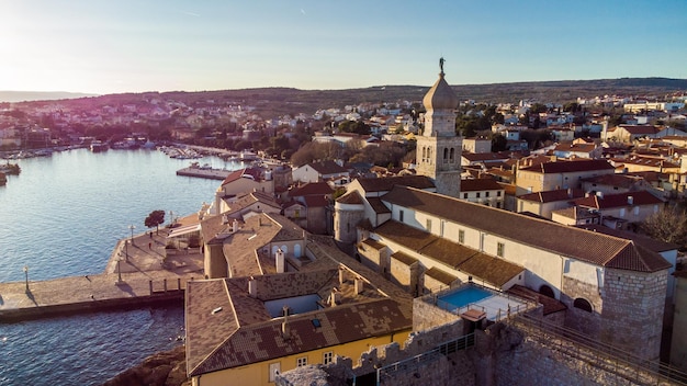 Vista aérea da histórica cidade adriática da ilha de Krk da baía de Krk Kvarner do mar Adriático Croácia Europa