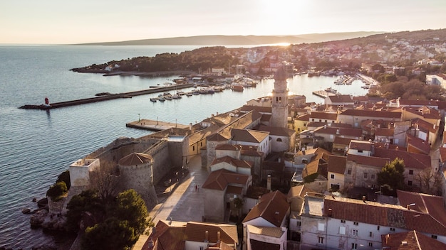 Vista aérea da histórica cidade adriática da ilha de Krk da baía de Krk Kvarner do mar Adriático Croácia Europa