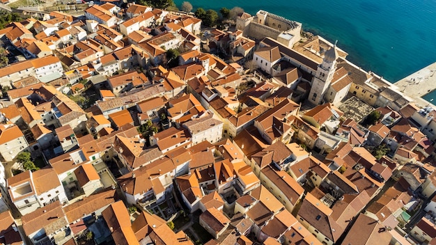 Vista aérea da histórica cidade adriática da ilha de Krk da baía de Krk Kvarner do mar Adriático Croácia Europa