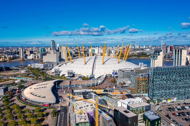 Vista aérea da icônica Arena O2 perto da ilha de Dogs e do teleférico Emirates Air Line em Londres, Reino Unido