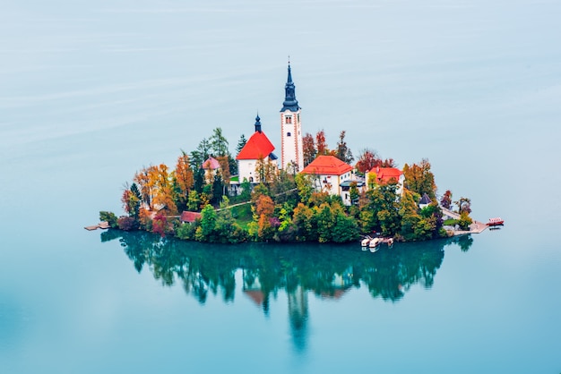 Vista aérea da Igreja da Assunção no Lago Bled, Eslovênia