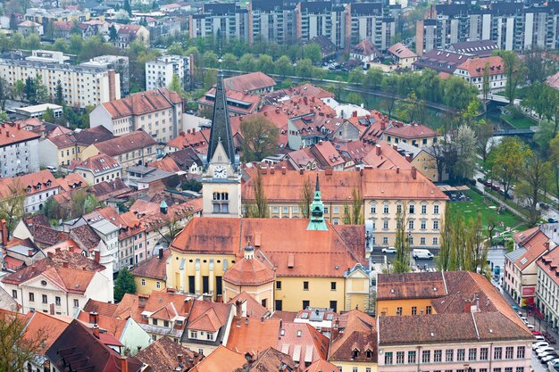 Vista aérea da Igreja de São Tiago em Ljubljana