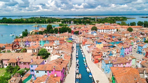 Vista aérea da ilha de burano colorida no mar da lagoa veneziana de cima, itália