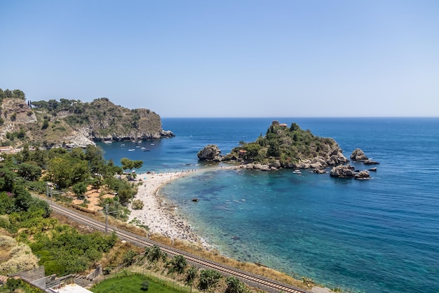 Foto vista aérea da ilha de isola bella e da praia de taormina, sicília, itália