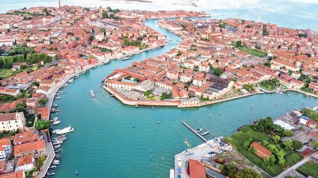 Vista aérea da ilha de Murano no mar da lagoa veneziana de cima, Itália