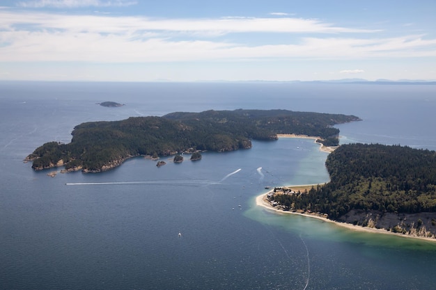 Vista aérea da ilha de Thormanby durante um dia ensolarado de verão