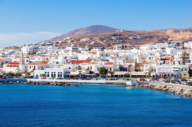 Vista aérea da ilha de tinos. tinos é uma ilha grega situada no mar egeu, localizada no arquipélago das cíclades, na grécia.