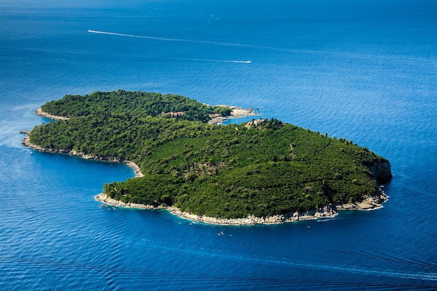 Foto vista aérea da ilha lokrum em montenegro