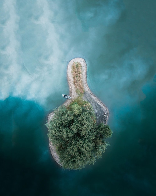 Vista aérea da ilha no mar