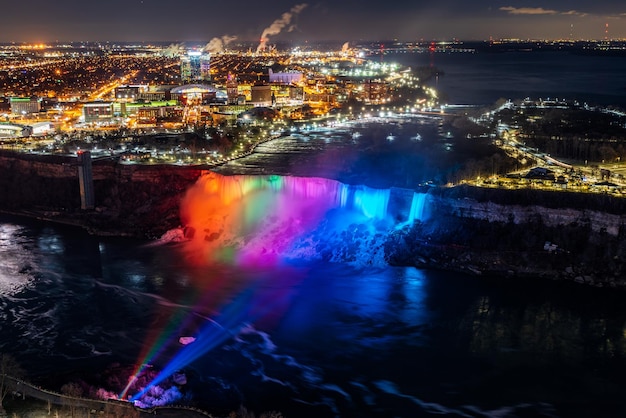 Vista aérea da iluminação de inverno de Niagara Falls American Falls na hora do crepúsculo