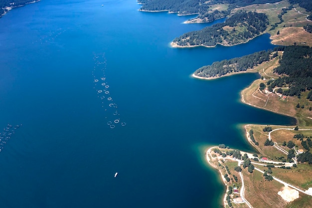 Vista aérea da incrível costa do lago com águas calmas