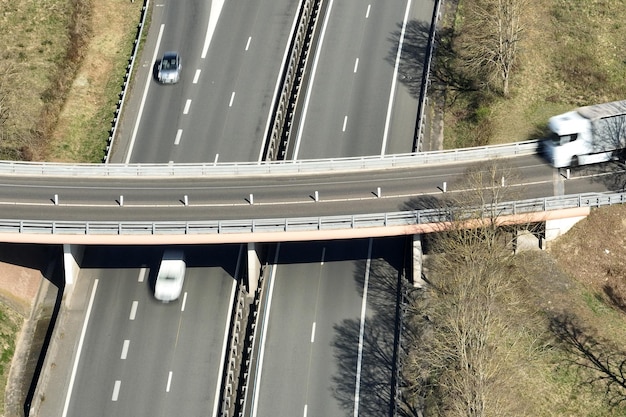 Vista aérea da interseção da estrada com tráfego pesado em movimento rápido transporte intermunicipal com muitos carros e caminhões