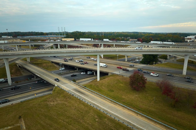 Vista aérea da interseção da rodovia americana com carros e caminhões em movimento rápido conceito de infraestrutura de transporte dos EUA