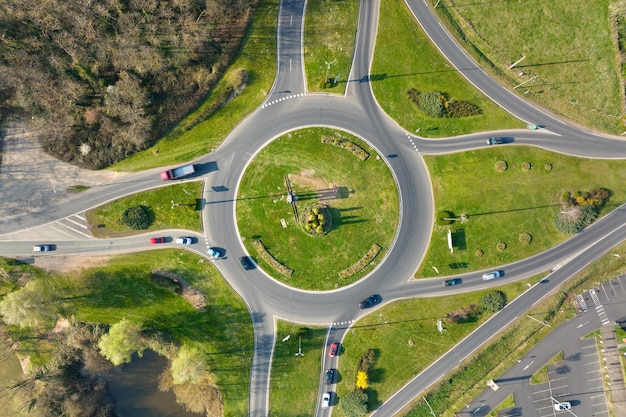 Vista aérea da interseção da rotatória da estrada com tráfego pesado em movimento Cruzamento de transporte circular urbano