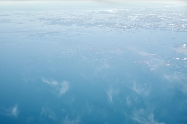 Vista aérea da janela do avião sobre o topo das nuvens para o frio do mar do norte inverno ar fresco e gelado