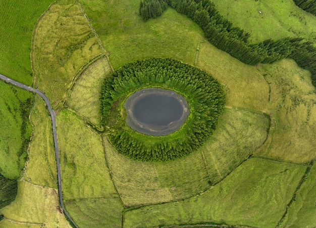 Foto vista aérea da lagoa de pau pique em são miguel, nos açores, portugal