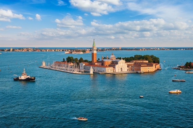 Vista aérea da lagoa de Veneza com barcos e igreja de San Giorgio di Maggiore. Veneza, Itália