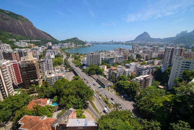 vista aérea da Lagoa Rodrigo de Freitas, edifícios e ruas urbanas