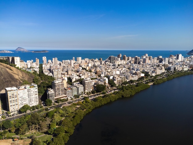 Vista aérea da Lagoa Rodrigo de Freitas zona sul do Rio de Janeiro Brasil Ao fundo as praias de Ipanema e Leblon e Morro Dois Irmãos Dia ensolarado Prédios ao redor Drone photo