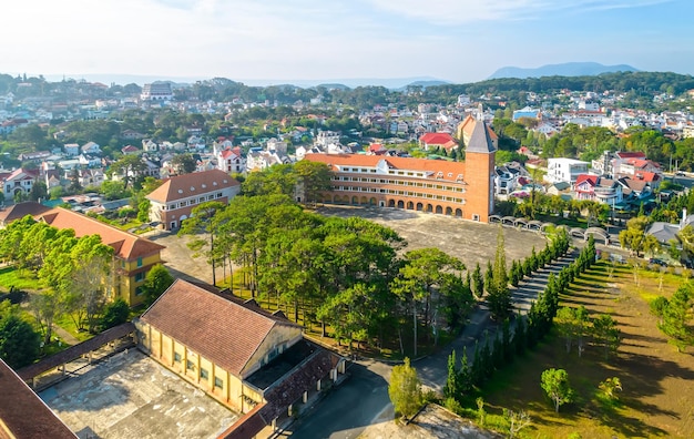 Vista aérea Da Lat Pedagogical College de manhã, com sua arquitetura francesa em forma de arco única