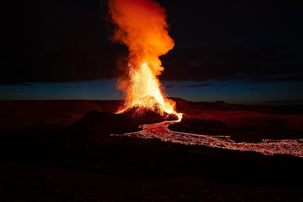 Foto vista aérea da lava saindo de um vulcão em erupção na islândia