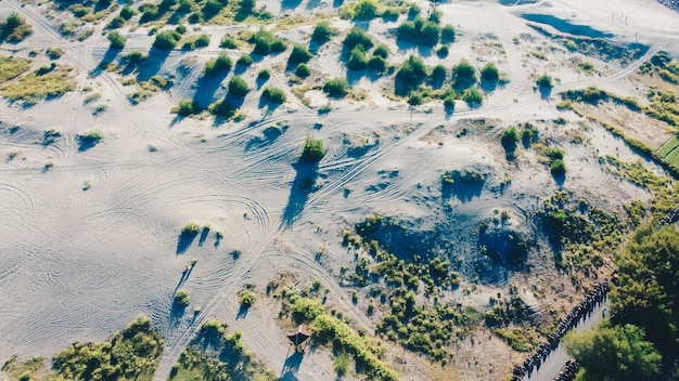 Vista aérea da manhã ao redor das dunas de areia em yogyakarta