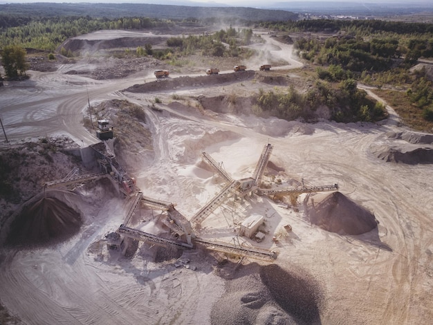 Vista aérea da máquina de pedreira de pedra britada no trabalho.