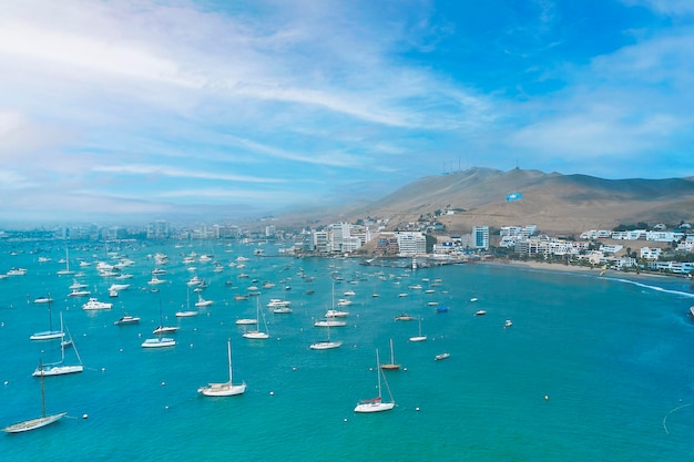 Vista aérea da marina da baía na área de verão A praia e alguns edifícios exteriores