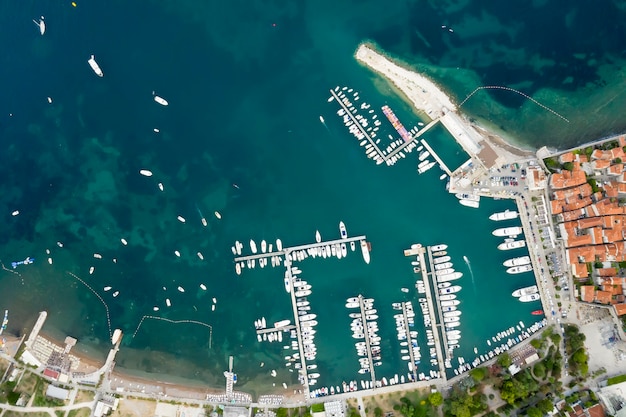 Vista aérea da marina de budva em montenegro