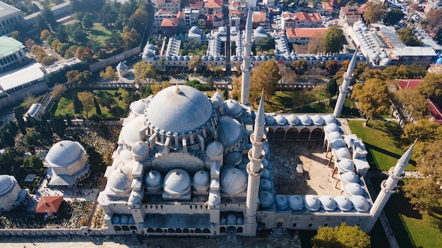 Foto vista aérea da mesquita suleymaniye com quatro minaretes em istambulturquia