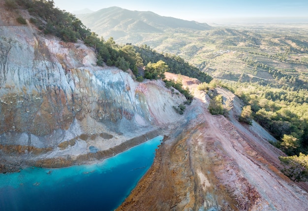 Vista aérea da mina abandonada de Alestos a céu aberto em Chipre. Lago azul e rochas coloridas ricas em cobre e depósitos de sulfeto