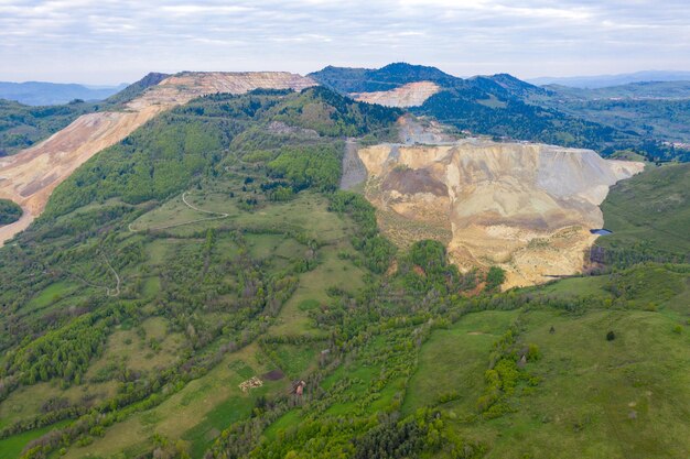 Vista aérea da mina de cobre a céu aberto de Rosia Poieni