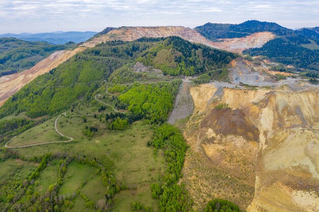 Vista aérea da mina de cobre a céu aberto de Rosia Poieni