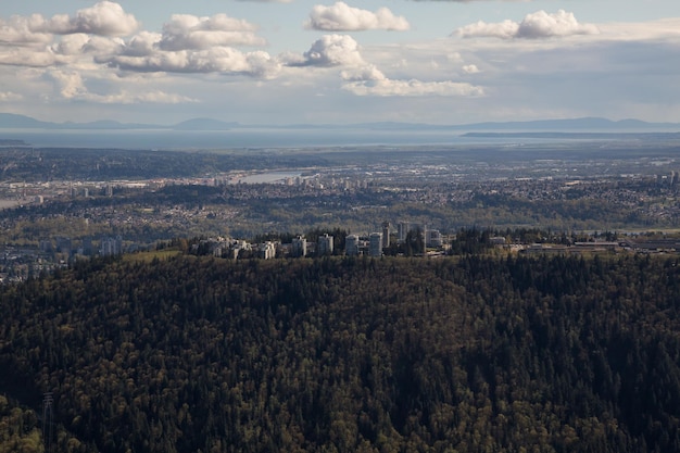 Vista aérea da montanha Burnaby com a cidade de Vancouver ao fundo