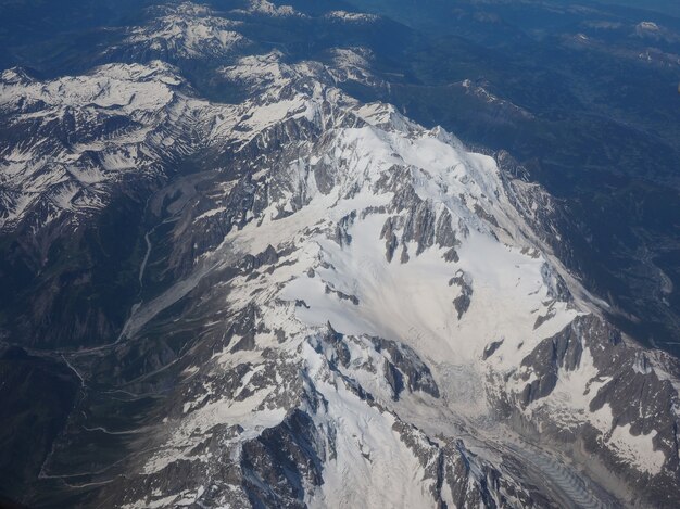 Vista aérea da montanha dos Alpes