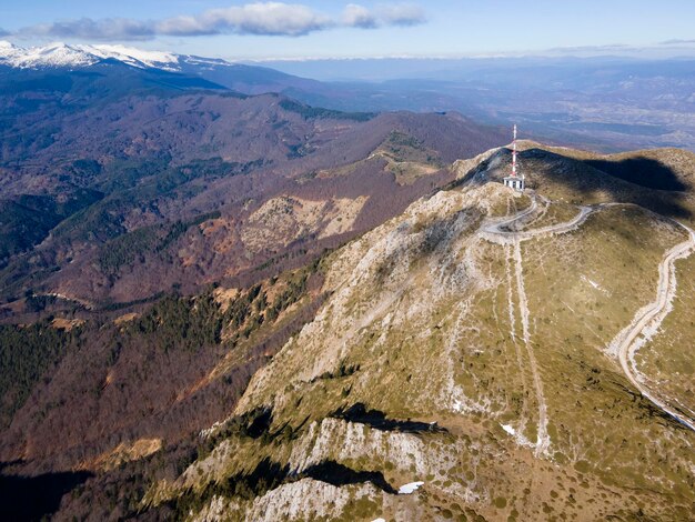 Foto vista aérea da montanha pirin perto do pico orelyak, na bulgária